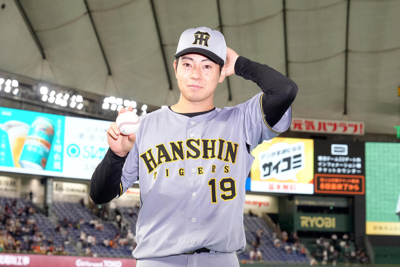2026年8月13日、巨人対阪神　プロ初勝利を挙げ、笑顔を見せる阪神下村海翔