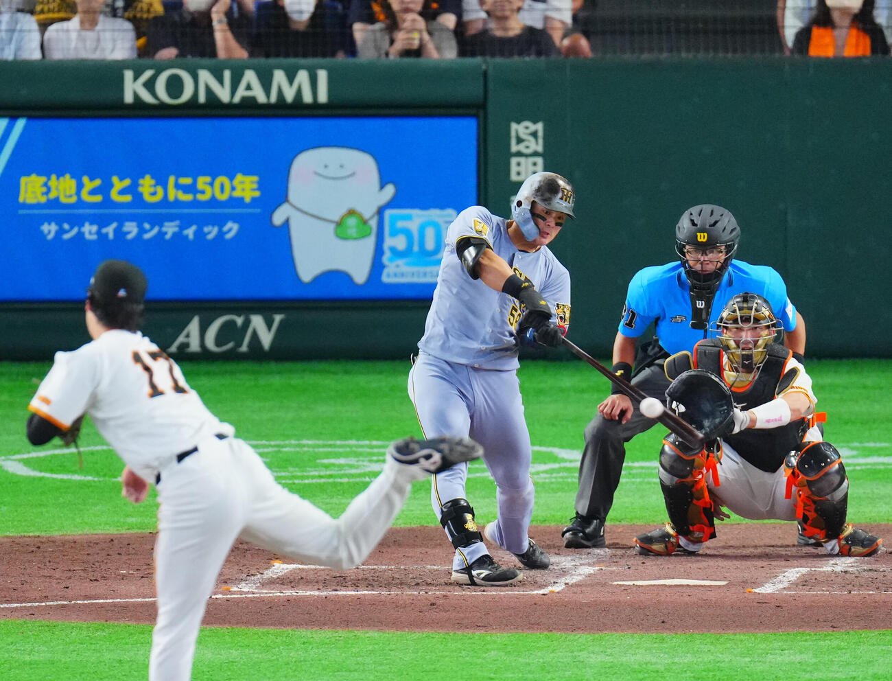 2026年8月13日、巨人対阪神　4回表阪神無死一塁、右前打を放つ前川右京。投手西舘勇陽