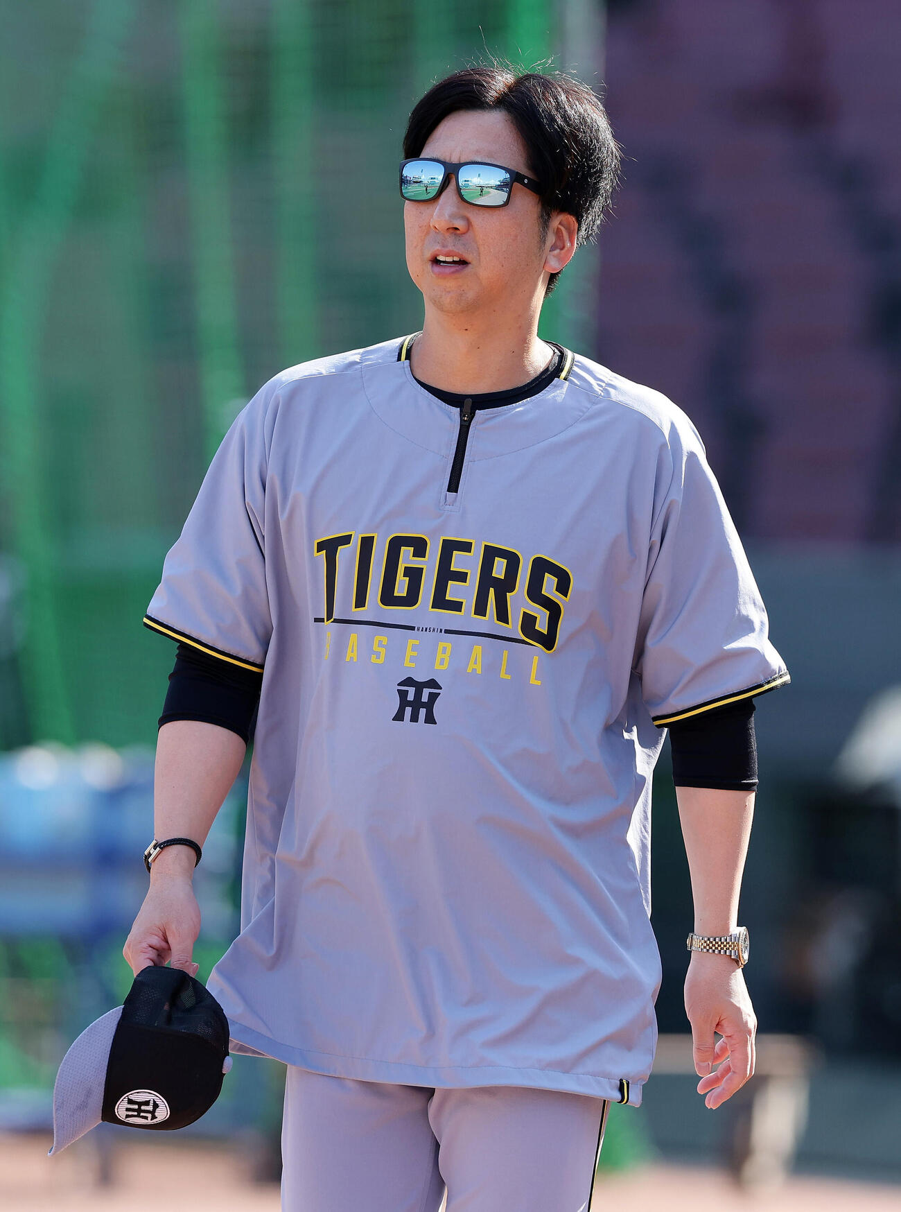 広島対阪神　試合前練習を見守る阪神藤川球児監督（撮影・前田充）