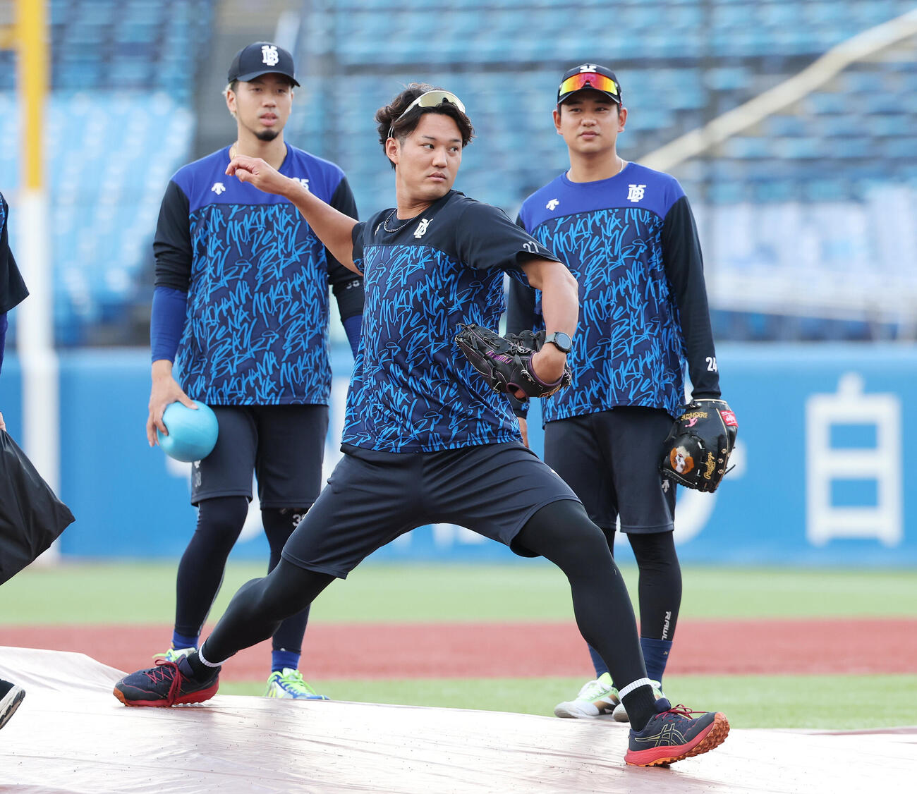 ヤクルト対DeNA　試合前練習でマウンドを確認するDeNA藤浪晋太郎（撮影・宮地輝）