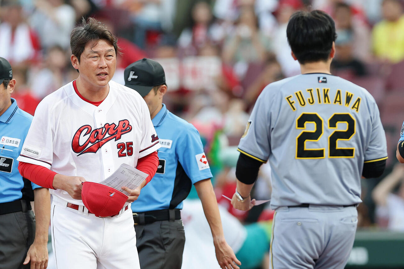 広島対阪神　試合前、メンバー表交換を行う広島新井貴浩監督（左）と阪神藤川球児監督（撮影・前田充）