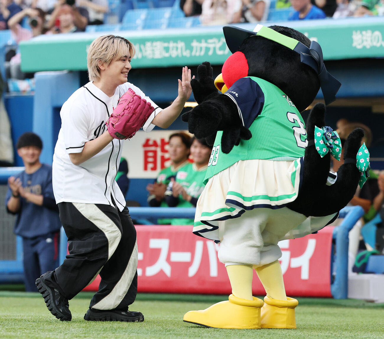 ヤクルト対DeNA　ファーストピッチセレモニーを務めつばみ（右）とタッチするHey！Say！JUMPの知念侑李（撮影・宮地輝）
