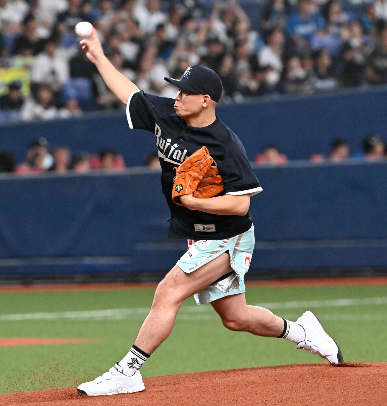 始球式を務めるRIZUNファイターのYA－MAN（撮影・石井愛子）