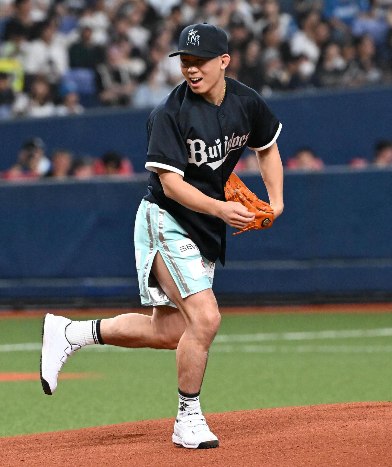 始球式を務めるRIZUNファイターのYA－MAN（撮影・石井愛子）