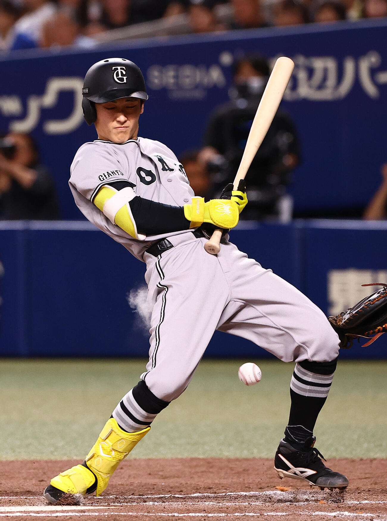 中日対巨人　2回表巨人2死二塁、浦田俊輔は死球を受ける（撮影・上田博志）