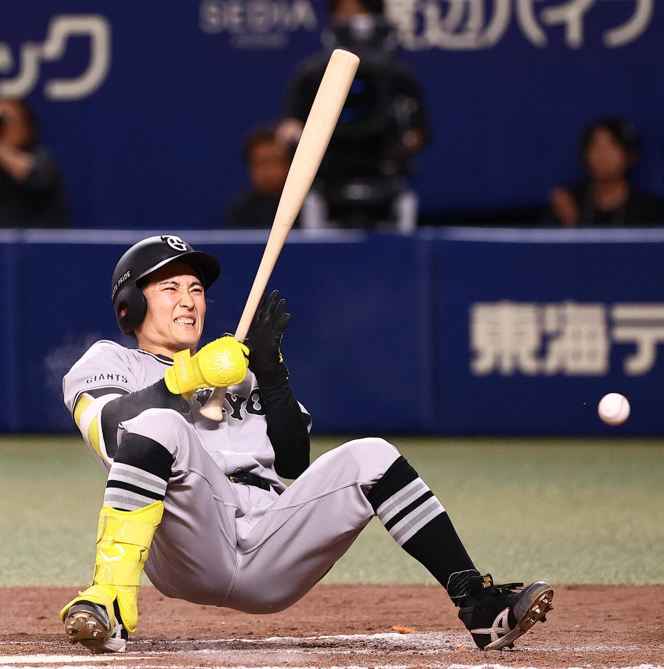 中日対巨人　2回表巨人2死二塁、浦田俊輔は死球を受ける（撮影・上田博志）