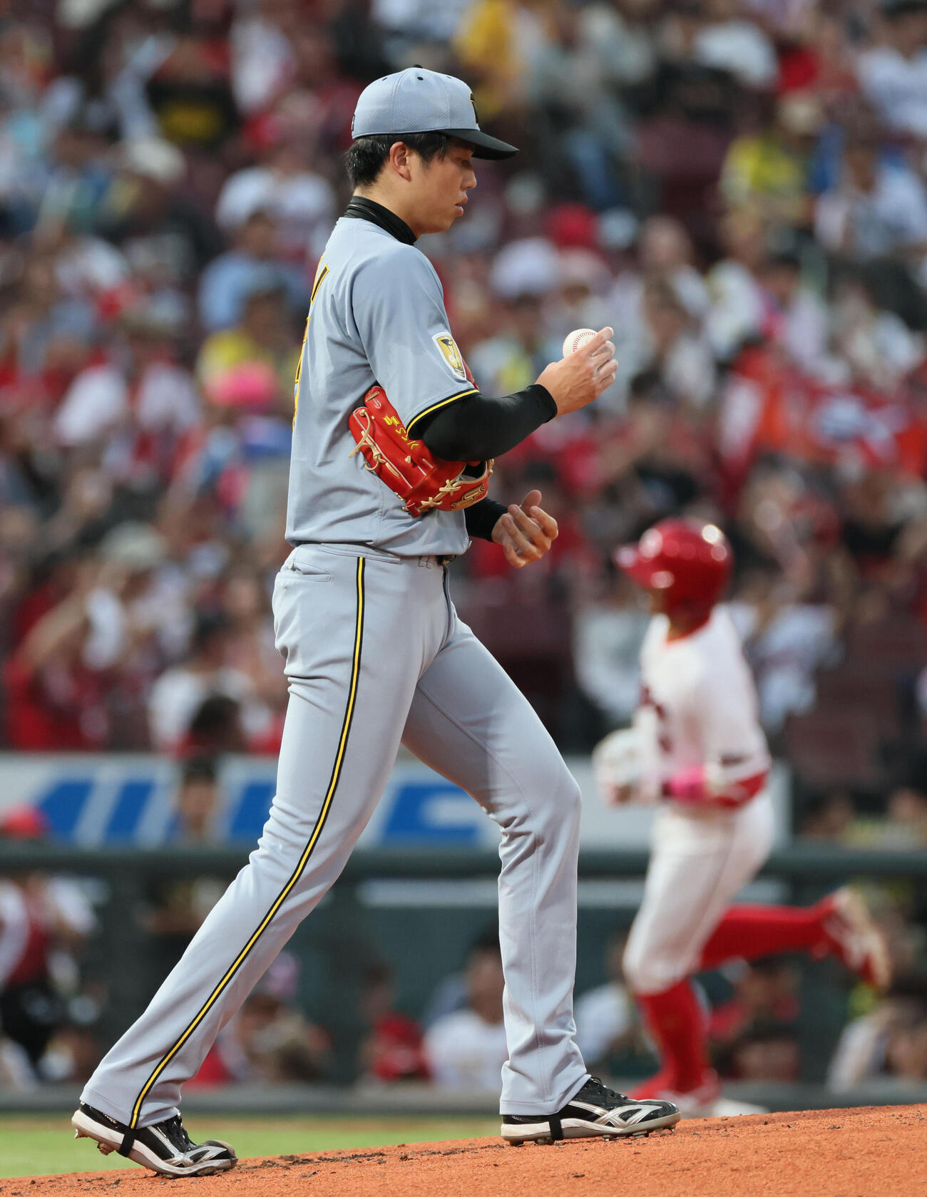 広島対阪神　3回裏広島無死、菊池涼介に左越え本塁打を浴びた才木浩人（撮影・加藤孝規）