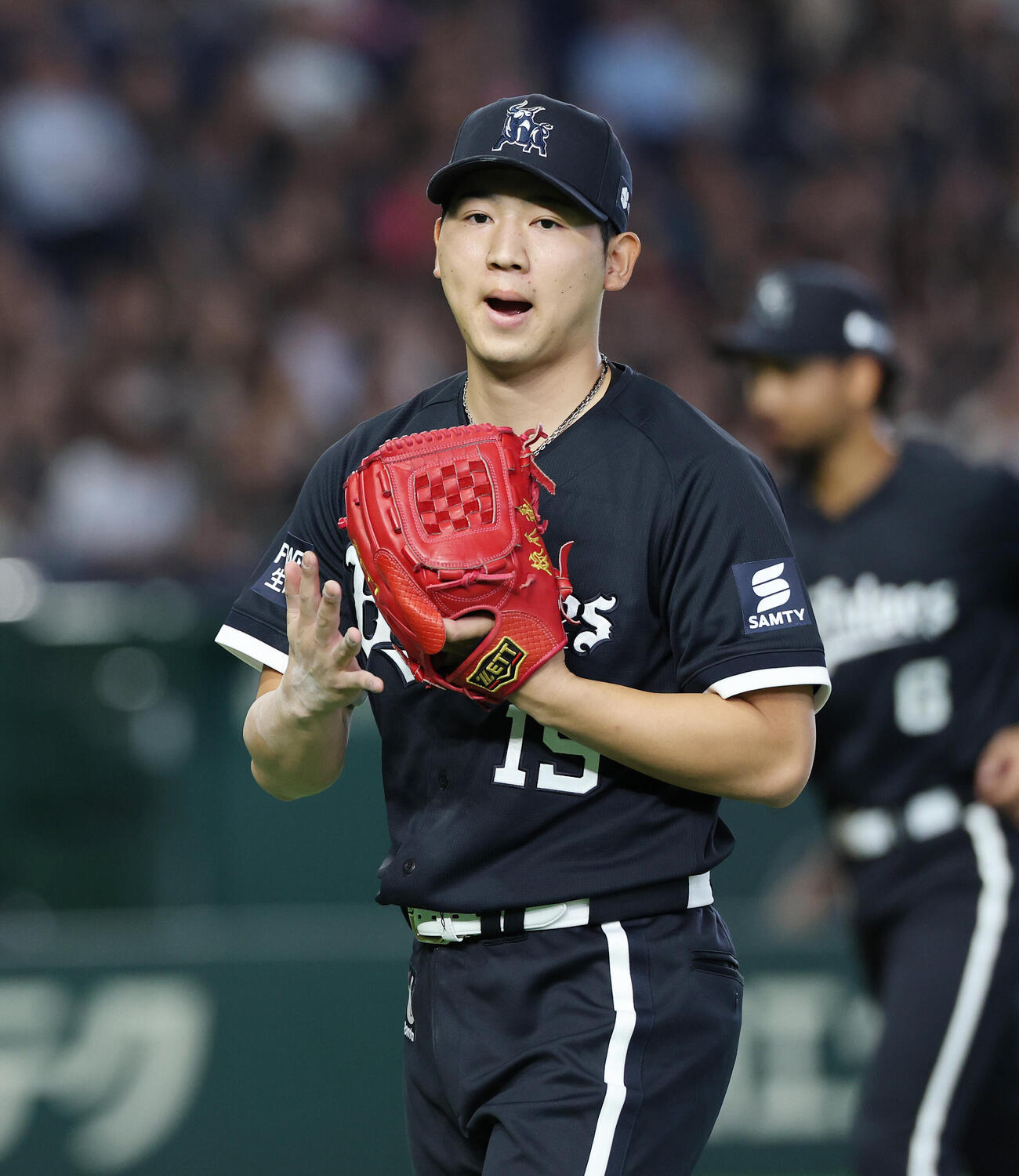 2026年8月3日、楽天戦で8回表を3者凡退に抑えグラブをたたくオリックス椋木蓮