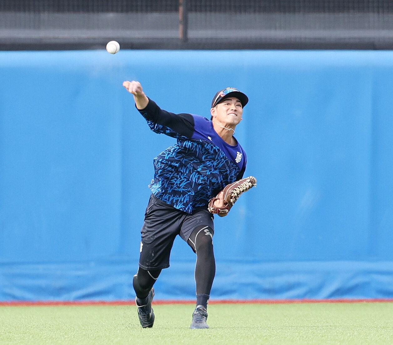 ヤクルト対DeNA　試合前練習でノックを受けるDeNA森敬斗（撮影・宮地輝）