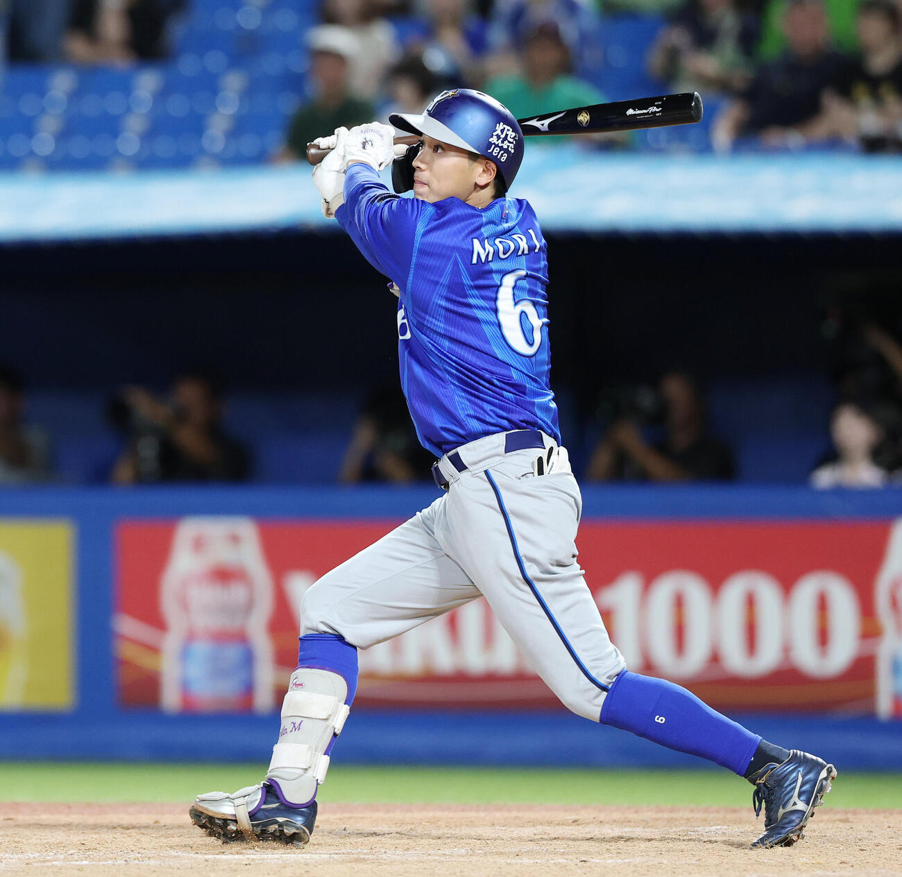 ヤクルト対DeNA 7回表DeNA2死一、二塁、2点適時二塁打を放つ森敬斗（撮影・宮地輝）