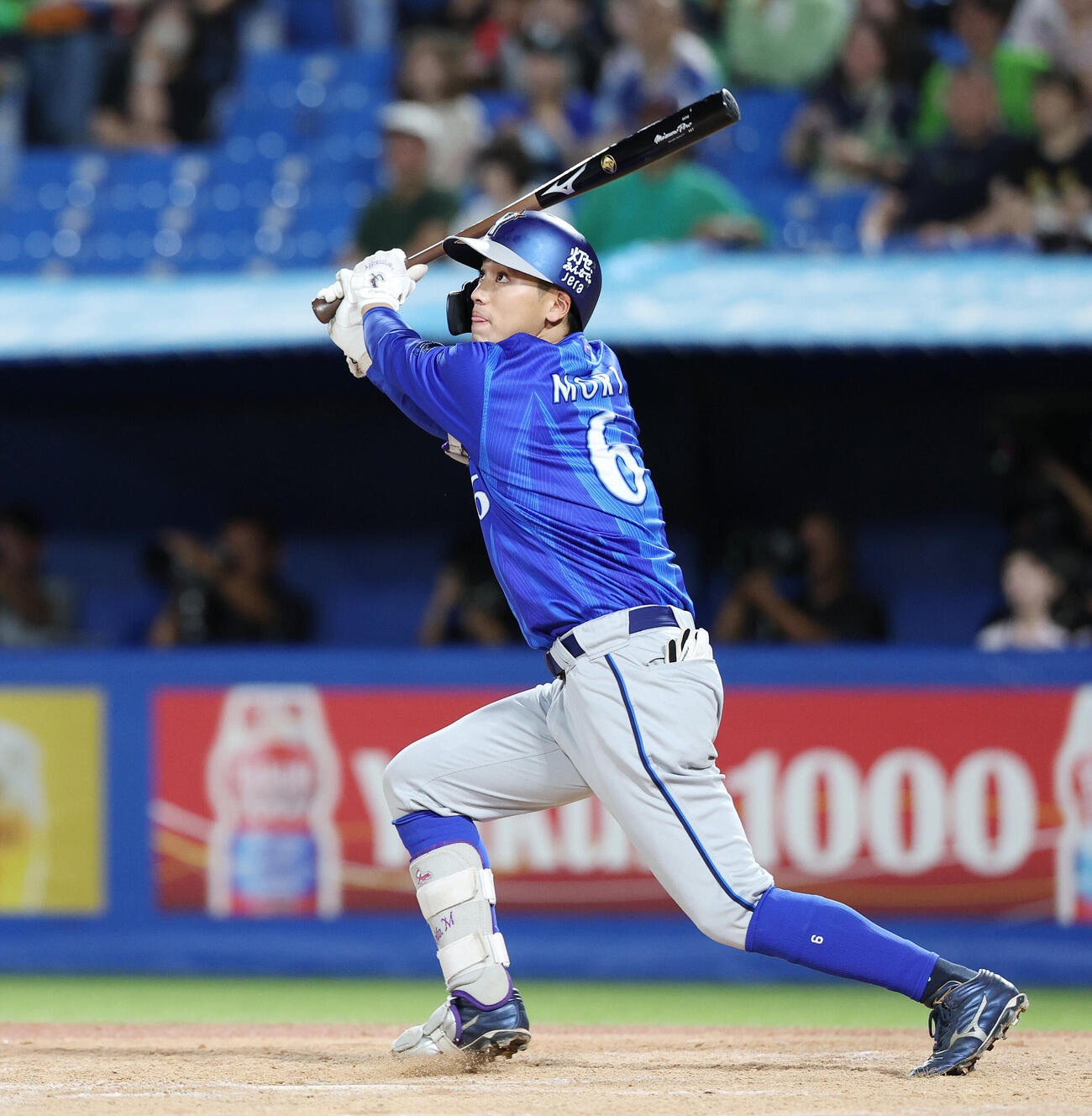 ヤクルト対DeNA 7回表DeNA2死一、二塁、2点適時二塁打を放つ森敬斗（撮影・宮地輝）