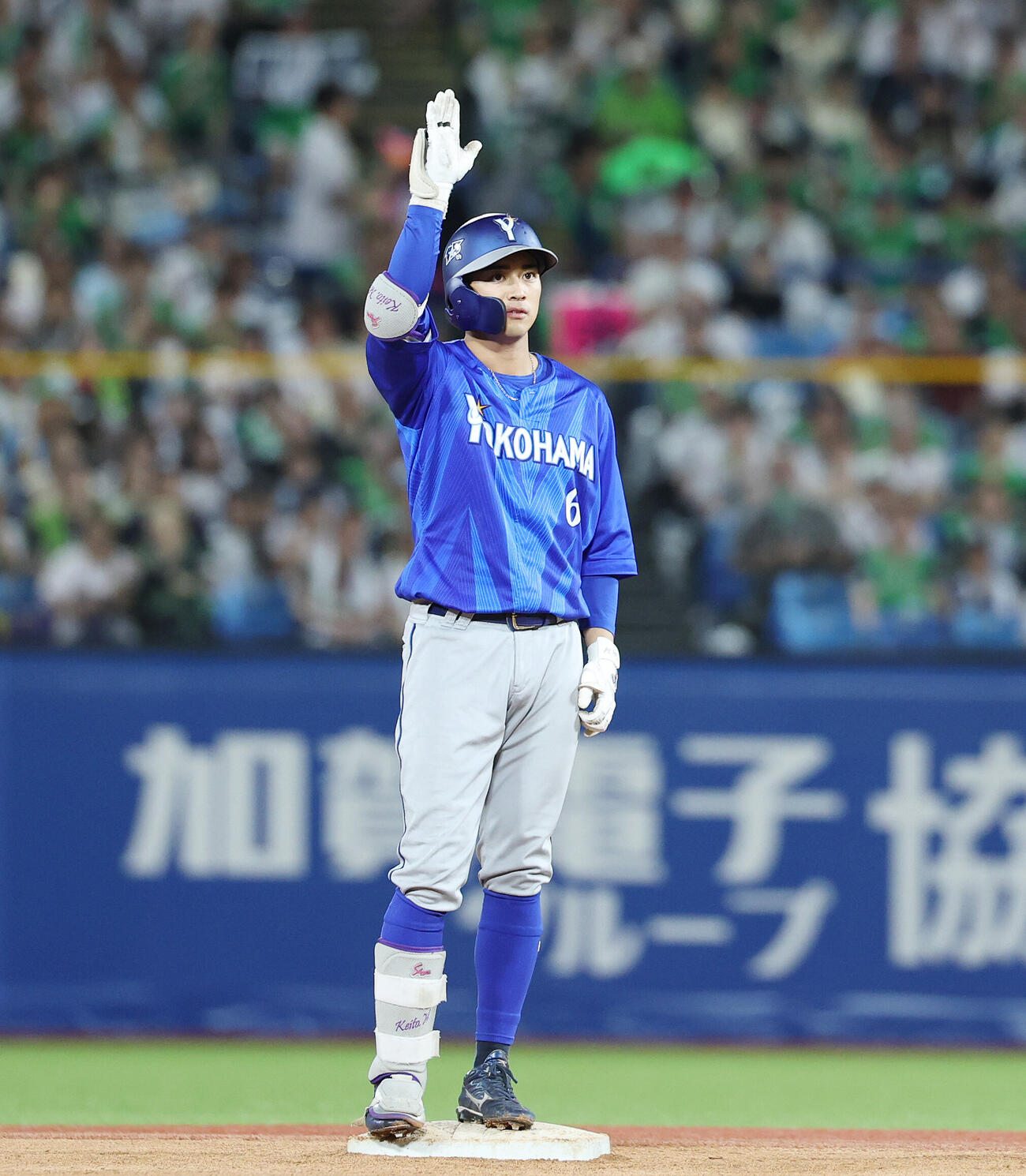 ヤクルト対DeNA 7回表DeNA2死一、二塁、2点適時二塁打を放った森敬斗（撮影・宮地輝）