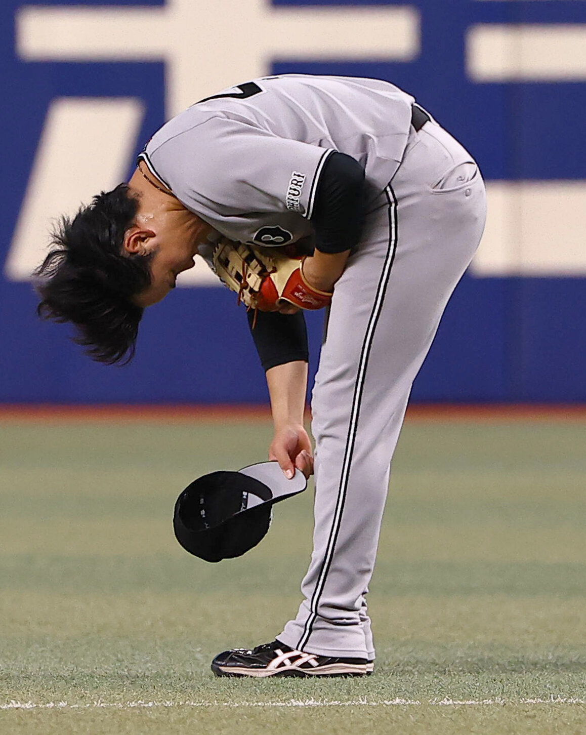 中日対巨人　4回表巨人2死二塁、先制適時打を放った中山礼都はファンのコールに頭を下げて応える（撮影・上田博志）