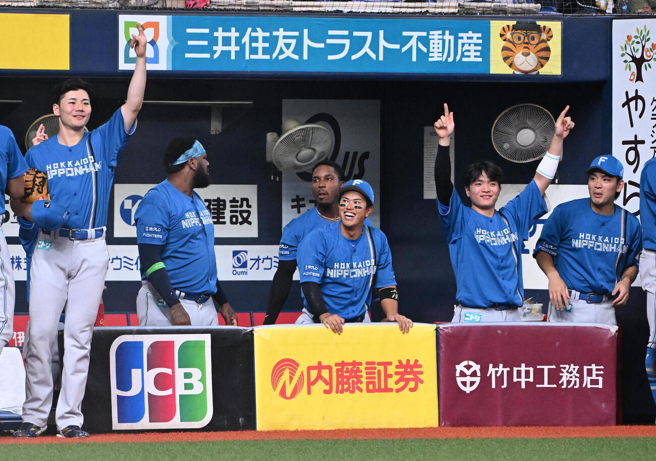 オリックス対日本ハム　2回表日本ハム2死一、二塁、有薗直輝の適時打に喜ぶ日本ハムナイン（撮影・石井愛子）