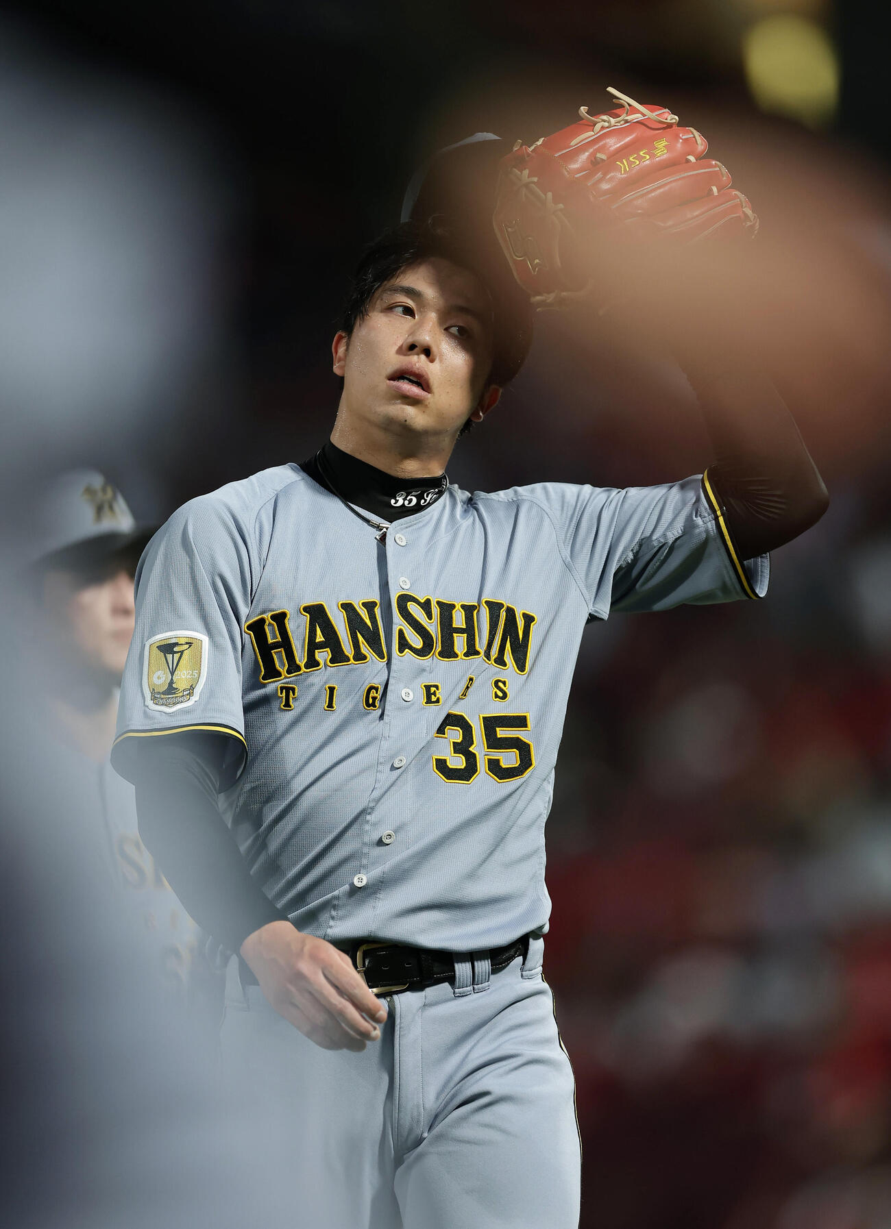 広島対阪神　4回裏を投げ終え、悔しそうにベンチへ戻る阪神才木浩人（撮影・前田充）