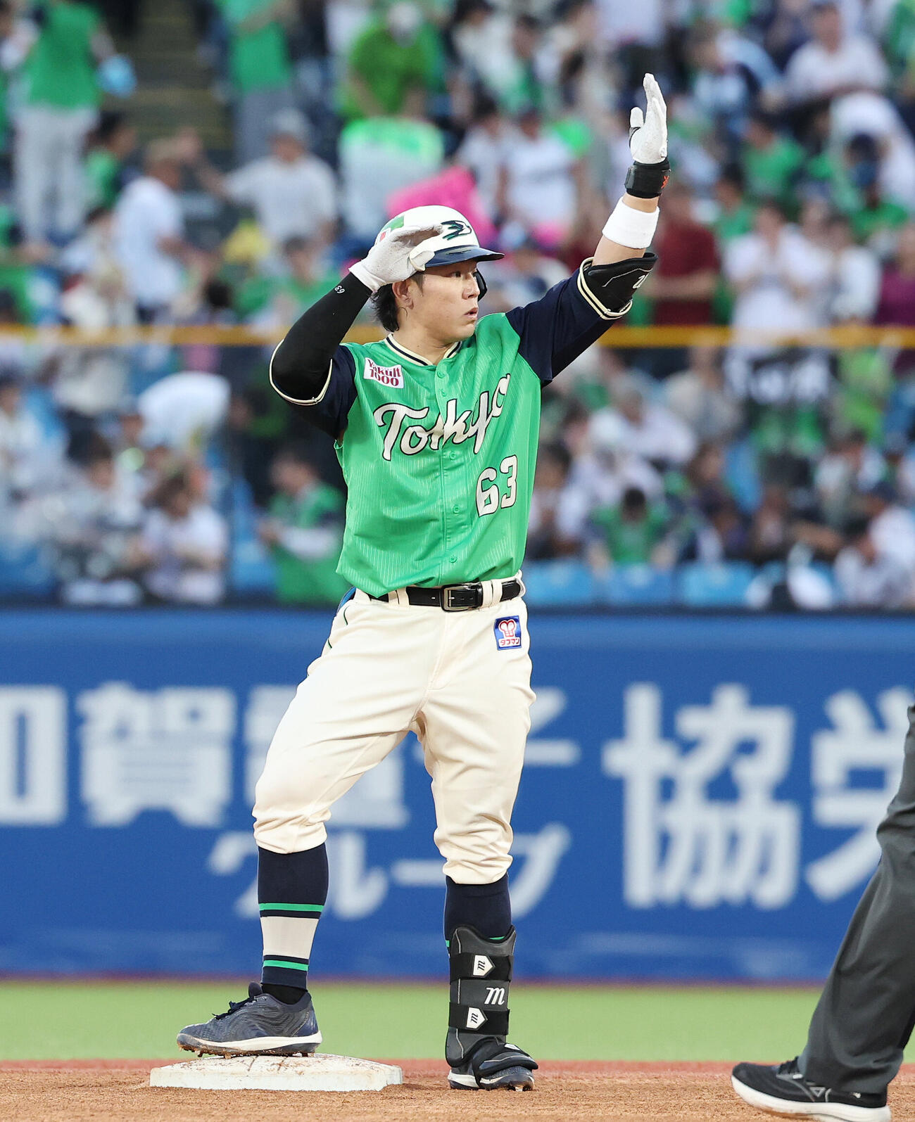 ヤクルト対DeNA 1回裏ヤクルト2死三塁、適時二塁打を放った増田珠（撮影・宮地輝）