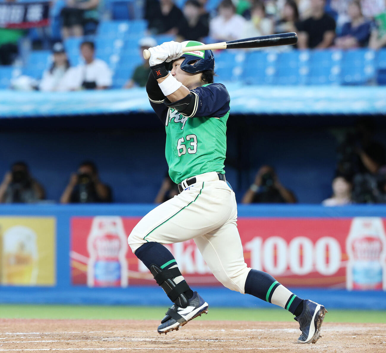 ヤクルト対DeNA 1回裏ヤクルト2死三塁、適時二塁打を放つ増田珠（撮影・宮地輝）