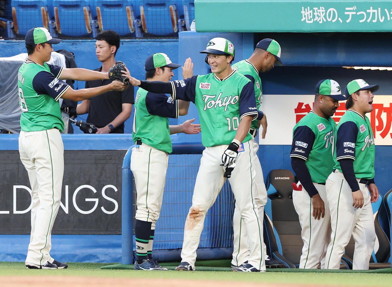 ヤクルト対DeNA 1回裏ヤクルト2死三塁、増田珠の適時二塁打で生還し奥川恭伸（左）らとタッチする宮本丈（中央）（撮影・宮地輝）