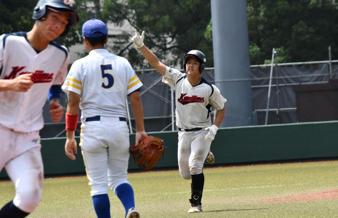 大阪柴島3回表1死一塁、2ランを放った高間（右）はガッツポーズ。左は三塁を回る山下