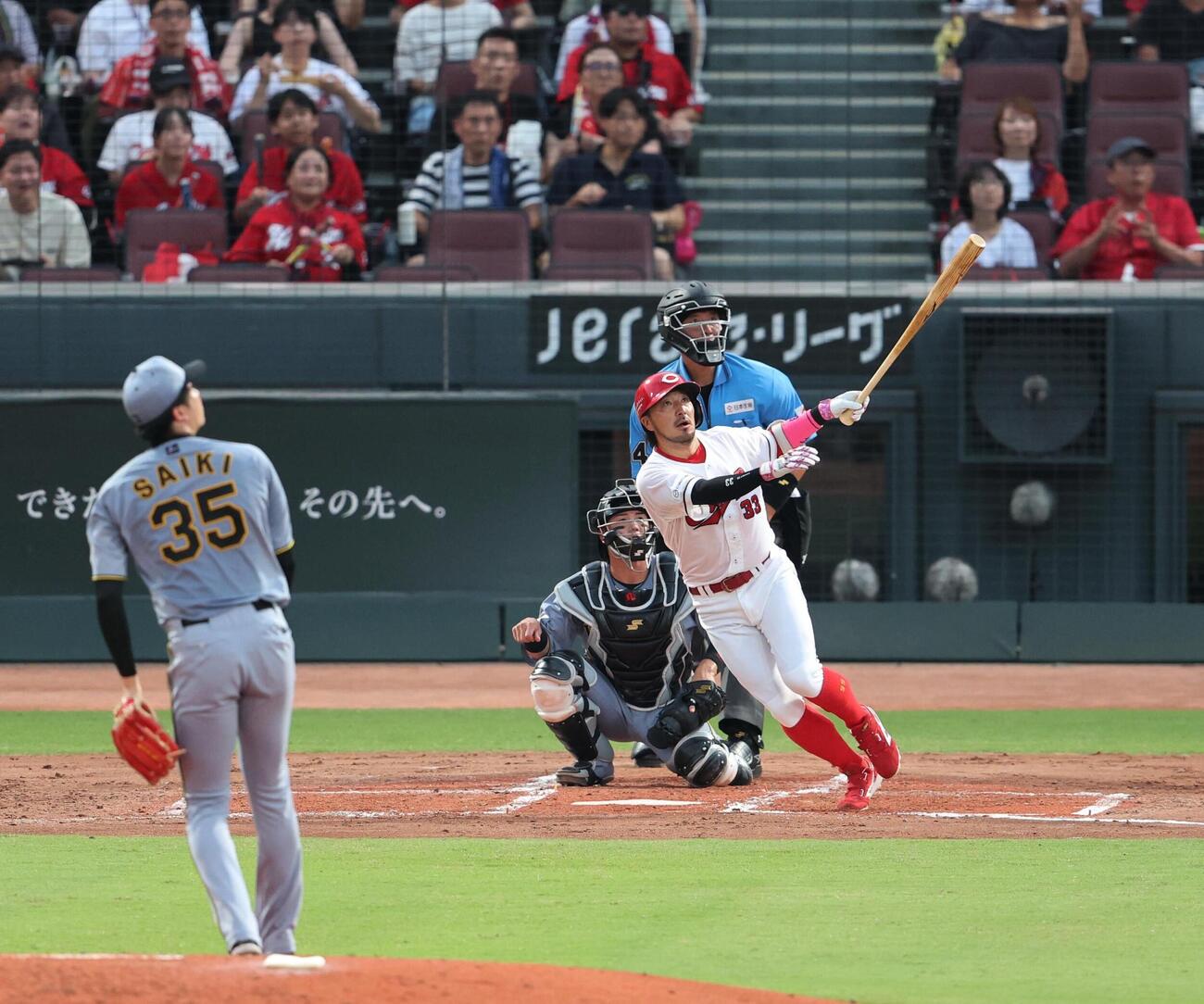 広島対阪神　3回裏広島無死、菊池涼介は左越えに本塁打を放つ（撮影・梅根麻紀）