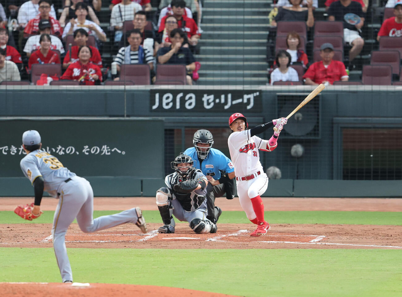 広島対阪神　3回裏広島無死、菊池涼介は左越えに本塁打を放つ（撮影・梅根麻紀）