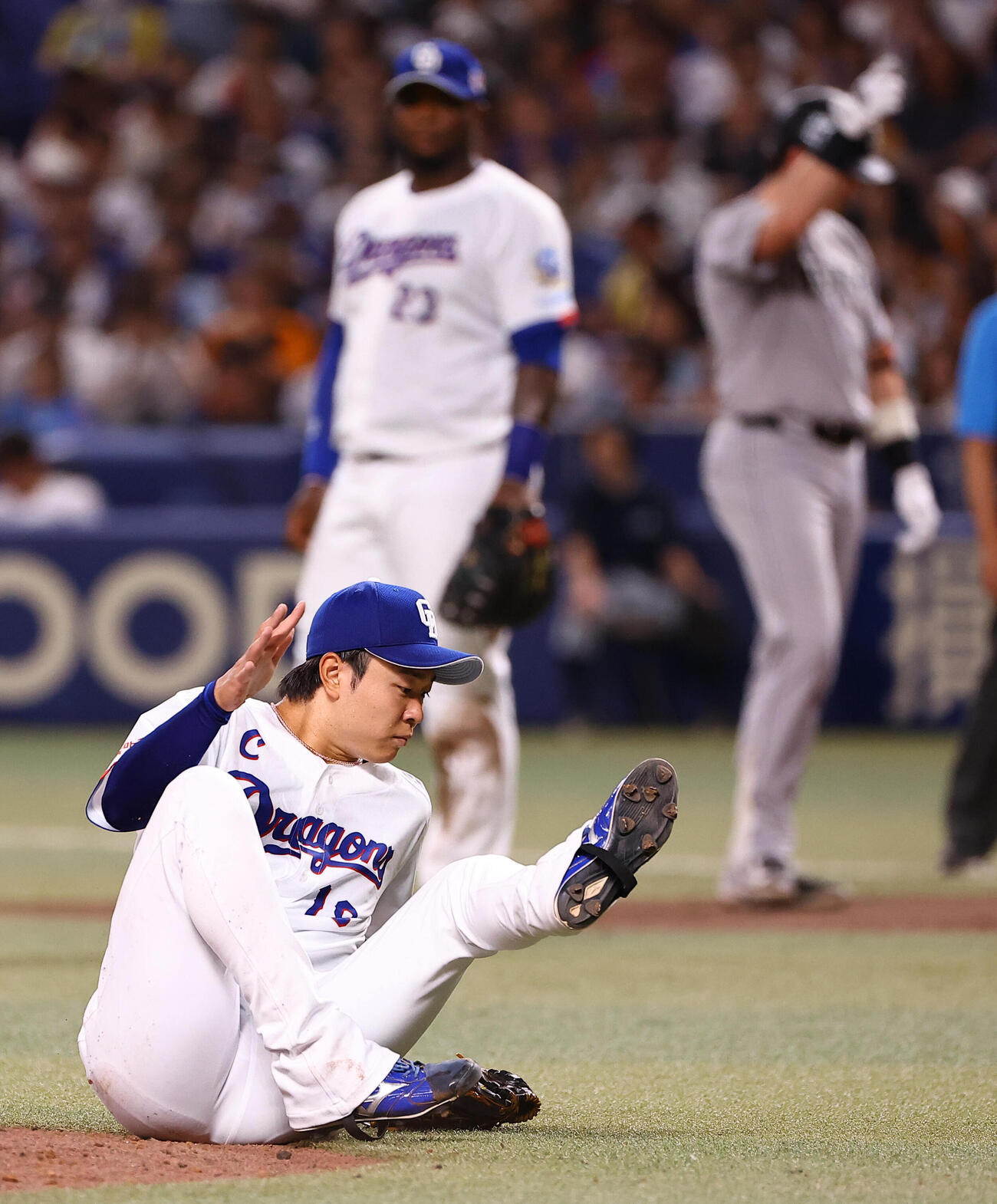 中日対巨人　6回表巨人1死一塁、ボビー・ダルベックの打球を左ふくらはぎに受けた高橋宏斗はグラウンドに倒れ込む（撮影・上田博志）