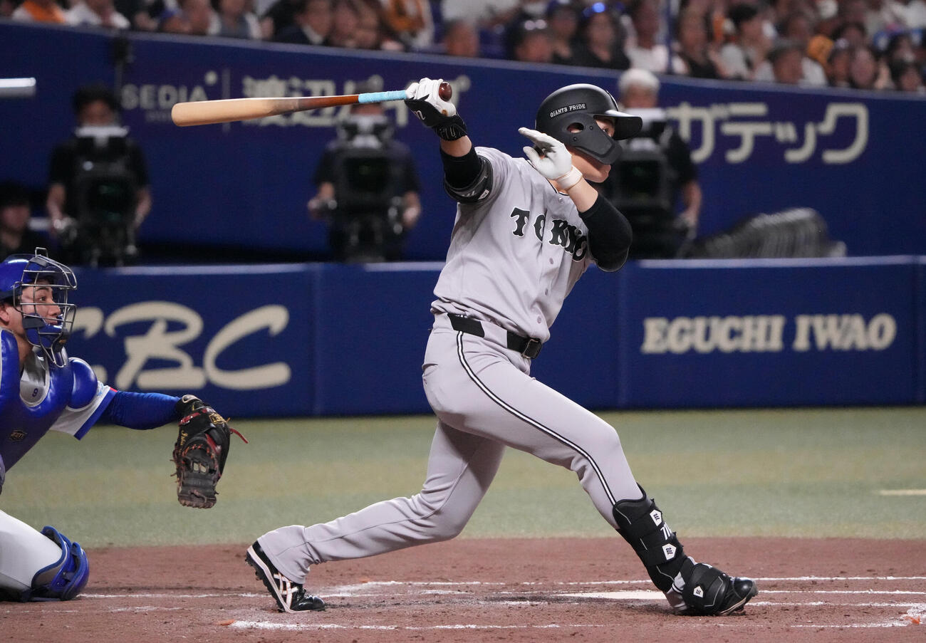 中日対巨人　4回表巨人2死二塁、適時打を放つ中山礼都（撮影・森本幸一）