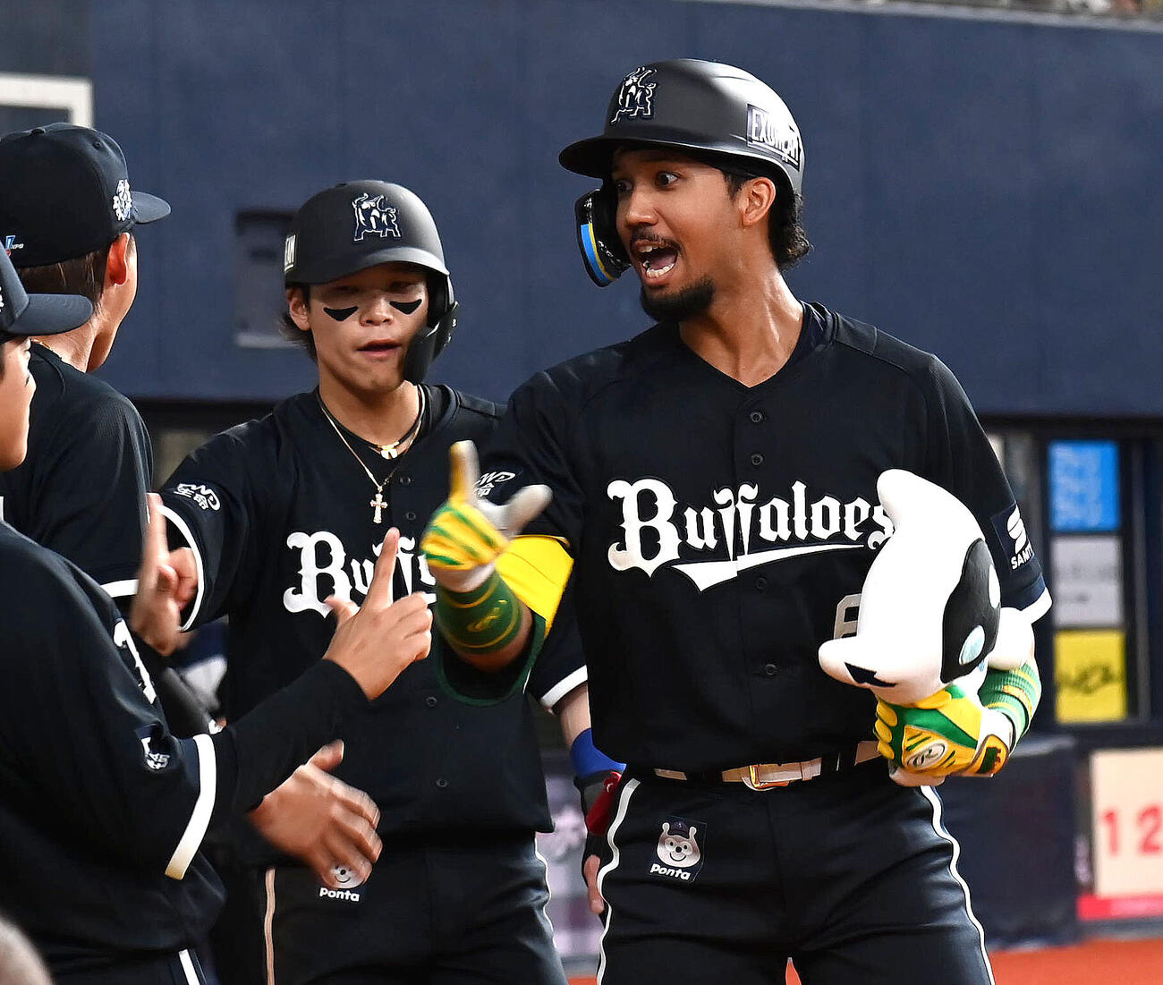 オリックス対日本ハム　6回裏オリックス1死二塁、宗佑磨（右）は逆転2点本塁打を放ちナインに迎えられる（撮影・石井愛子）
