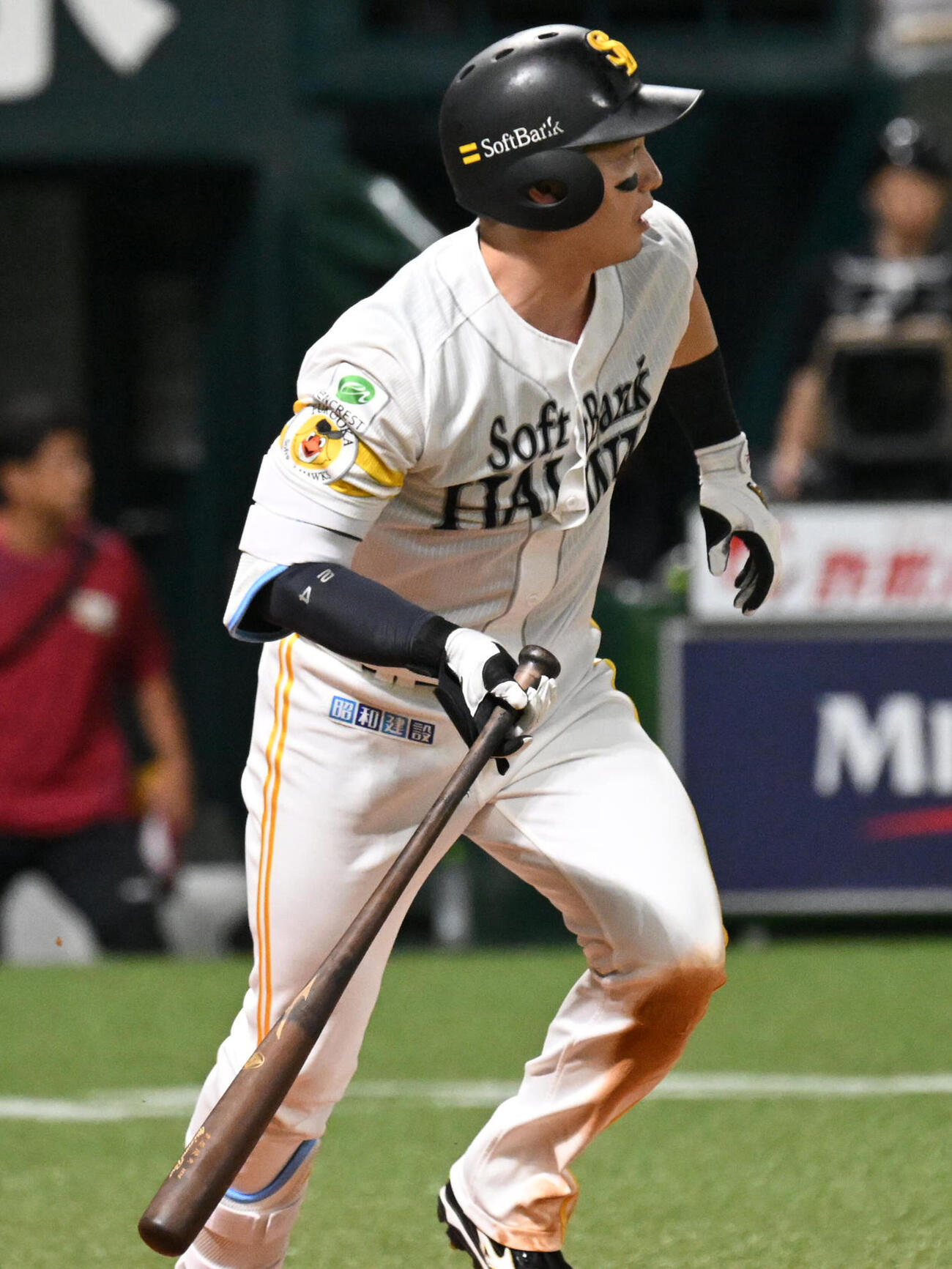 ソフトバンク対楽天　3回裏ソフトバンク1死三塁、栗原陵矢は犠飛を放つ（撮影・林敢治）