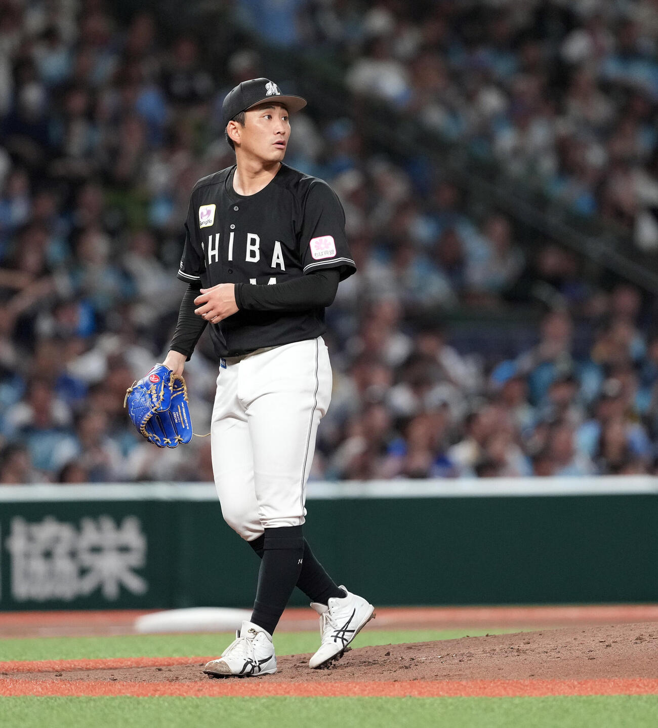 西武対ロッテ　2回裏西武1死、石井一成に先制ソロ本塁打を浴びる小島和哉（撮影・たえ見朱実）