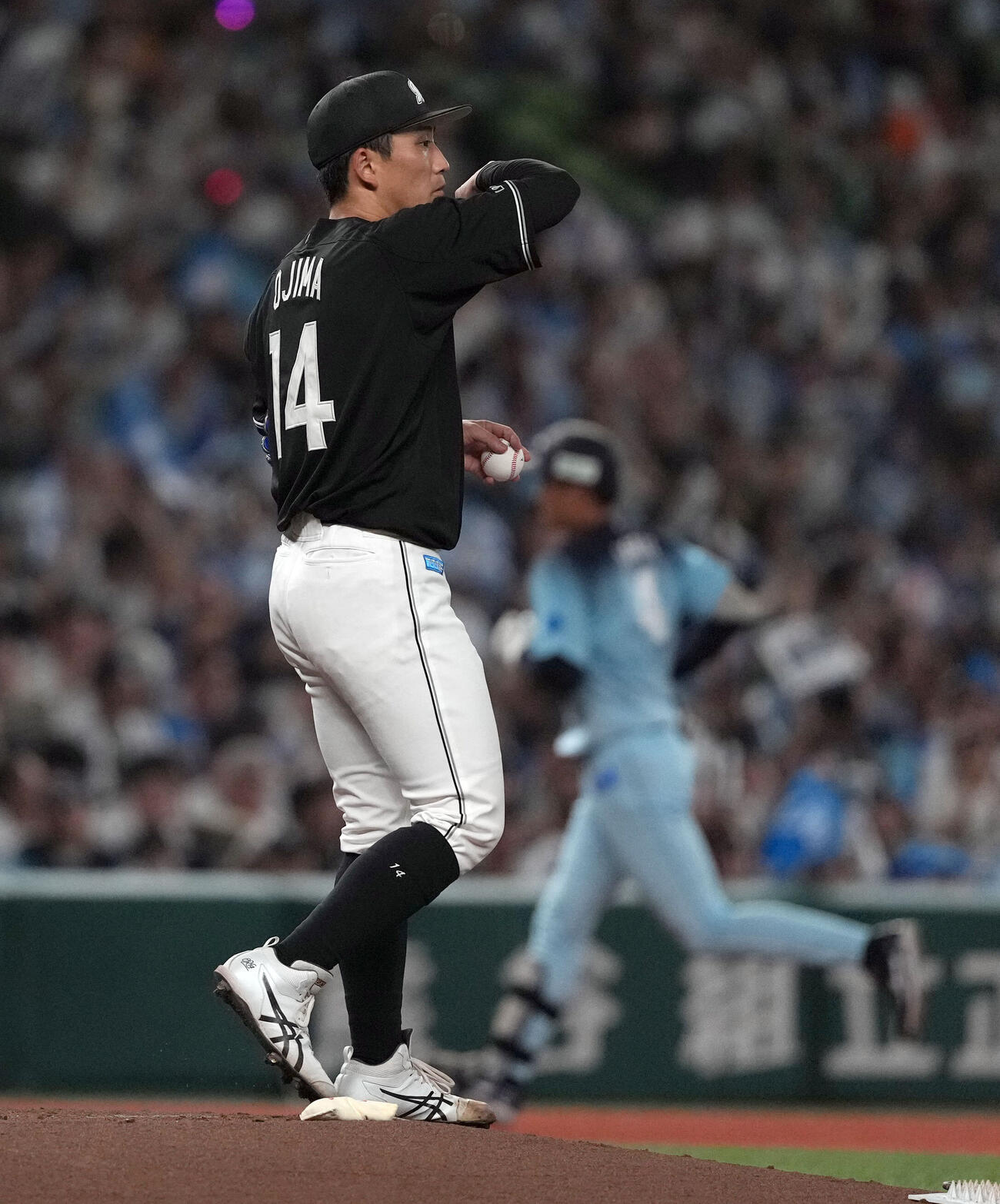 西武対ロッテ　2回裏西武1死、石井一成に先制ソロ本塁打を浴びる小島和哉（撮影・たえ見朱実）