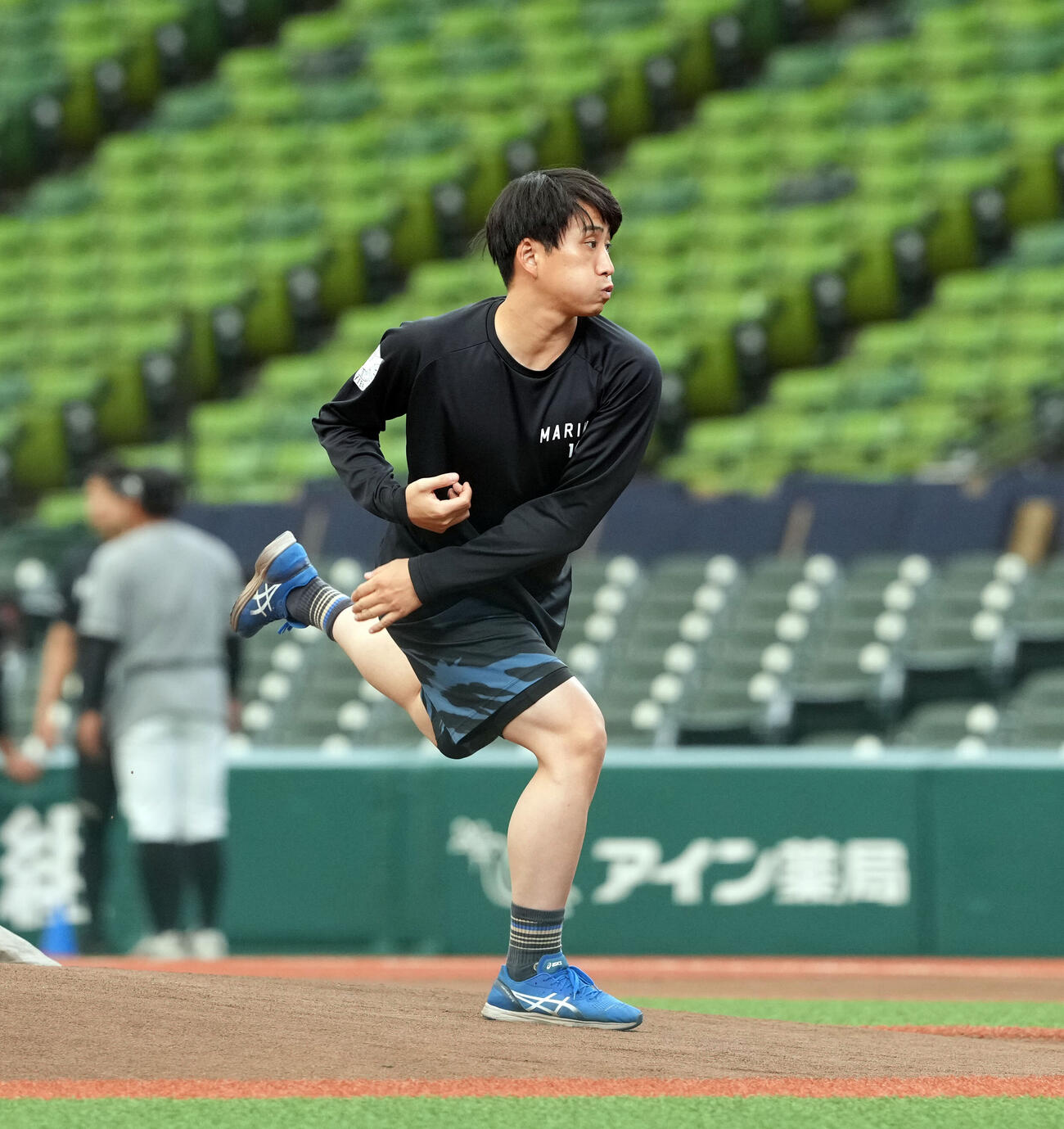 西武対ロッテ　マウンドを試すロッテ小島和哉（撮影・たえ見朱実）