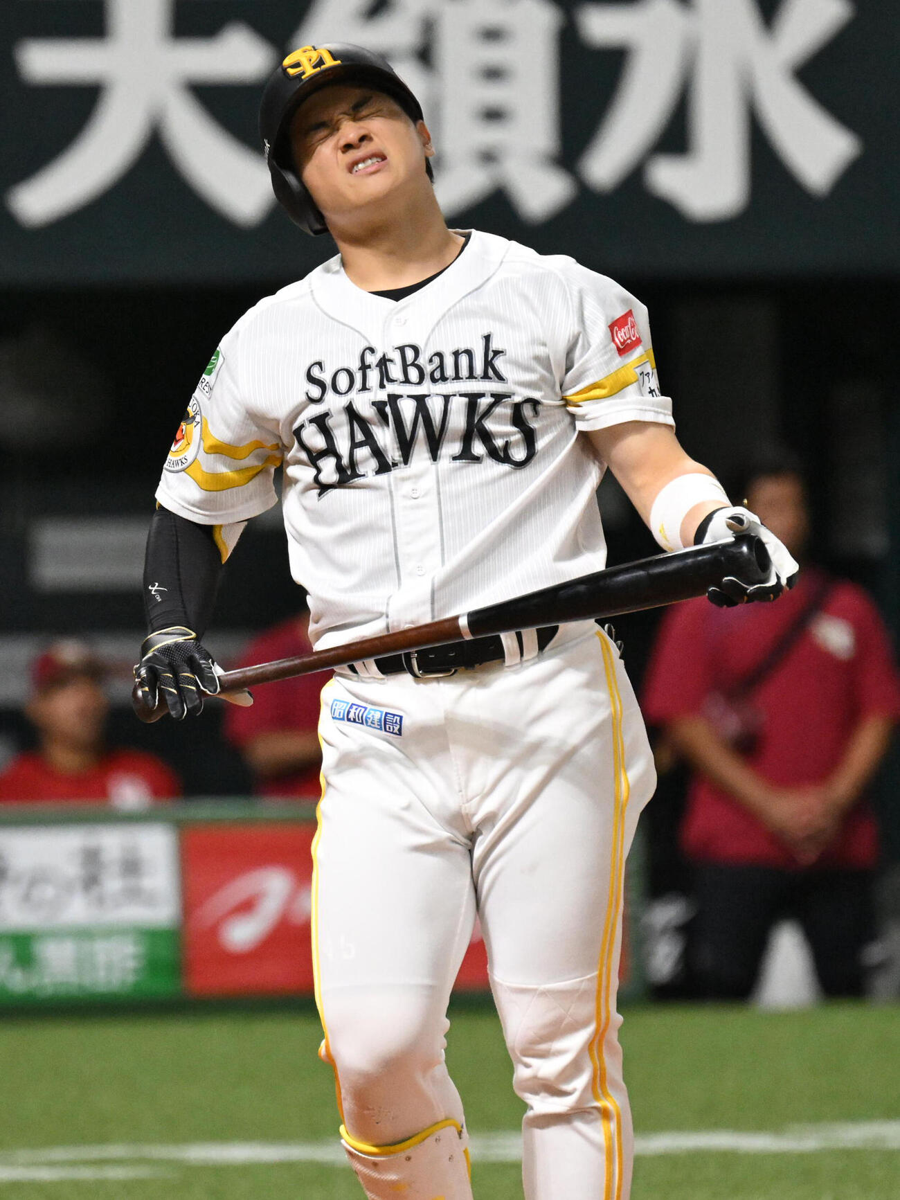 ソフトバンク対楽天　4回裏ソフトバンク2死一塁、谷川原健太は空振り三振に倒れる（撮影・林敢治）