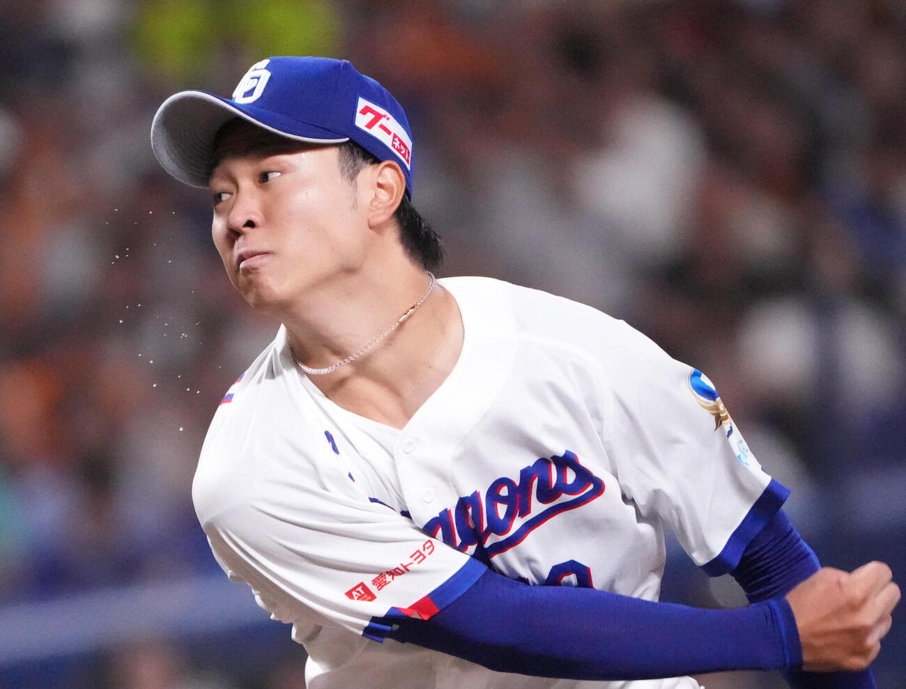 中日対巨人　2回表、汗を飛ばし力投する中日先発の高橋宏斗（撮影・森本幸一）