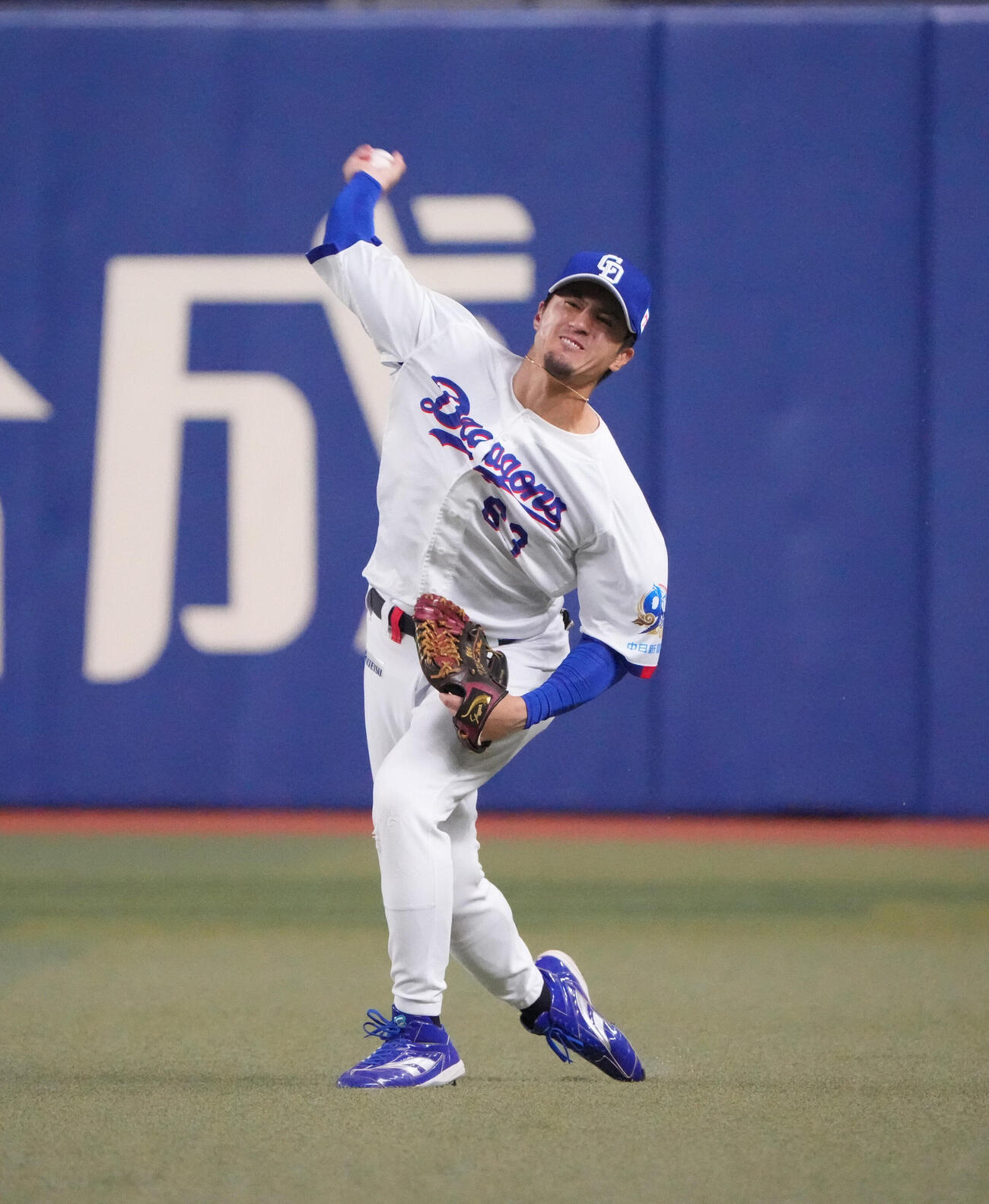中日対巨人　6回表巨人1死一、二塁、大城卓三の打球を捕球し本塁へ送球する板山祐太郎（撮影・森本幸一）