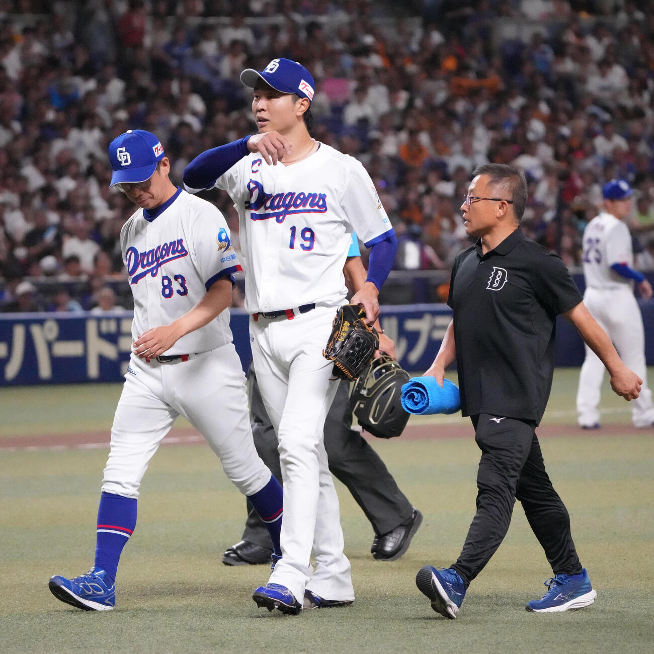 中日対巨人　6回表巨人1死一、二塁、高橋宏斗（中央）は治療のため一時ベンチへ戻る（撮影・森本幸一）
