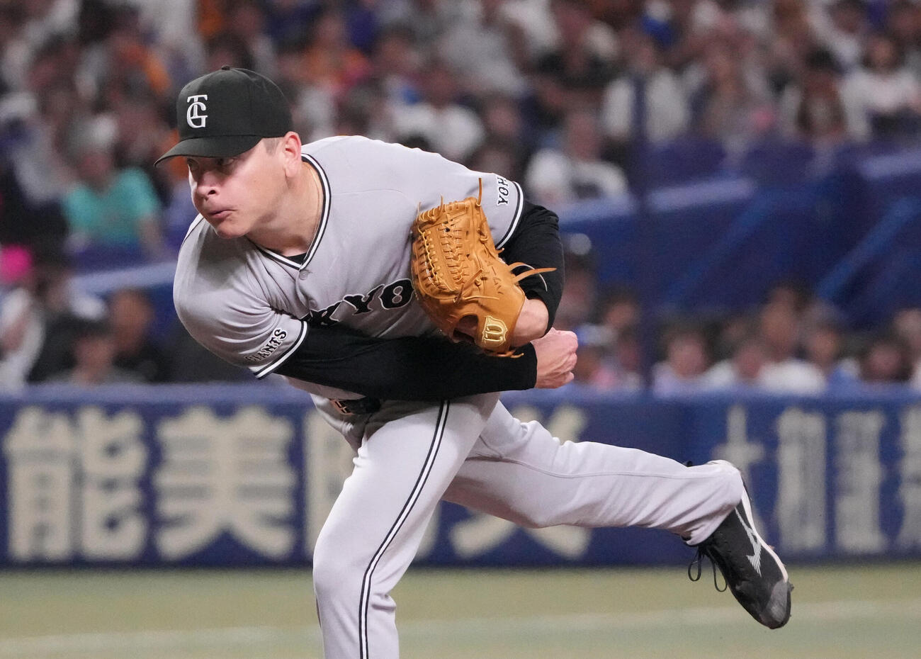 中日対巨人　1回裏、登板する巨人先発のスペンサー・ハワード（撮影・森本幸一）