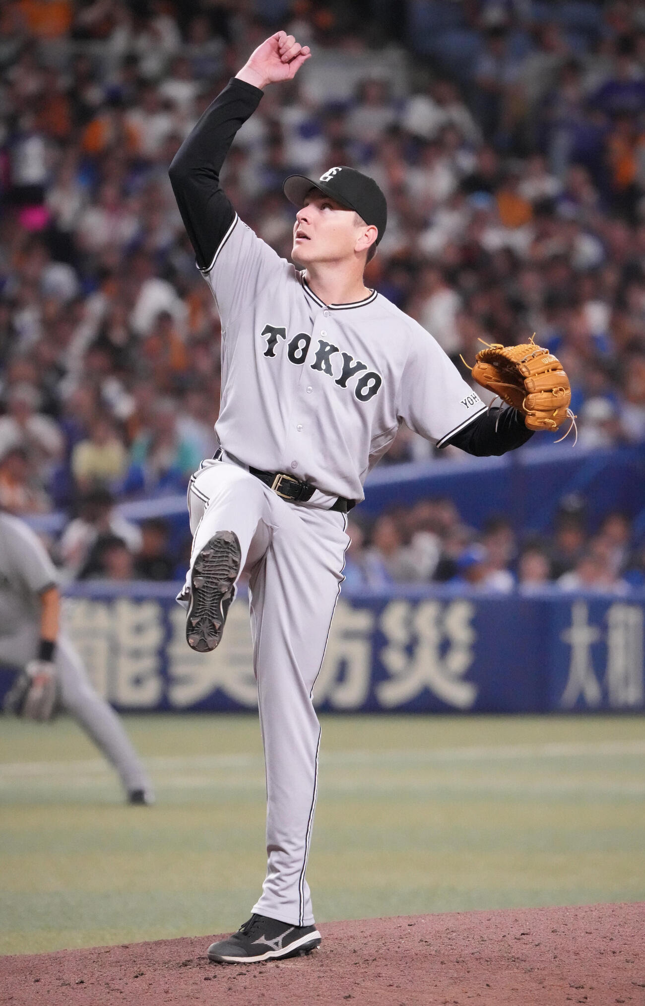 中日対巨人　5回裏、力投する巨人先発のスペンサー・ハワード（撮影・森本幸一）