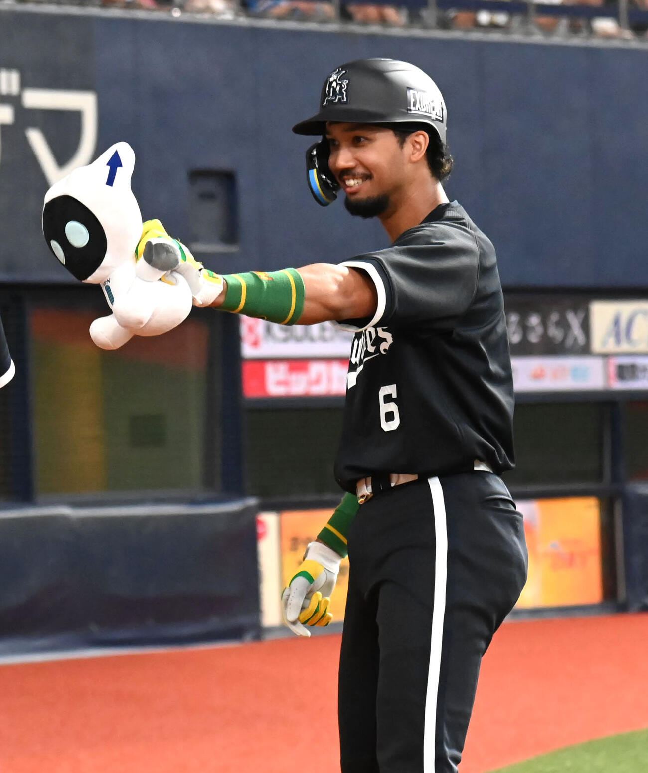 オリックス対日本ハム　8回裏オリックス1死二塁、宗佑磨は勝ち越し本塁打を放つ（撮影・石井愛子）
