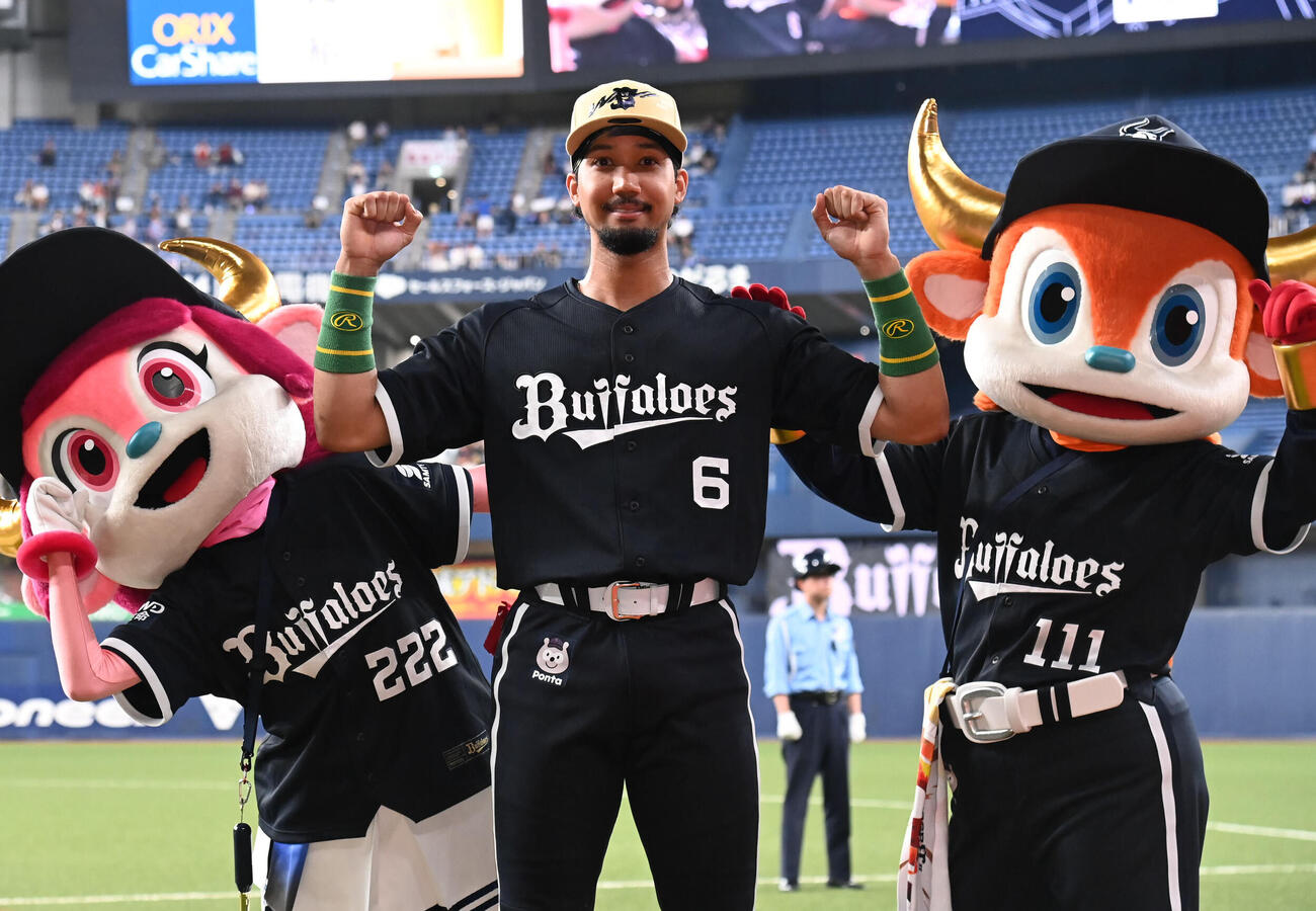 オリックス対日本ハム　ヒーローインタビューを終え、ポーズをとるオリックスの宗佑磨（撮影・石井愛子）
