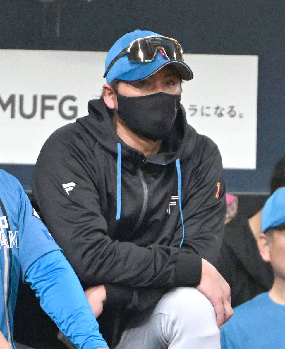 オリックス対日本ハム　試合を見守る日本ハムの新庄剛志監督（撮影・石井愛子）