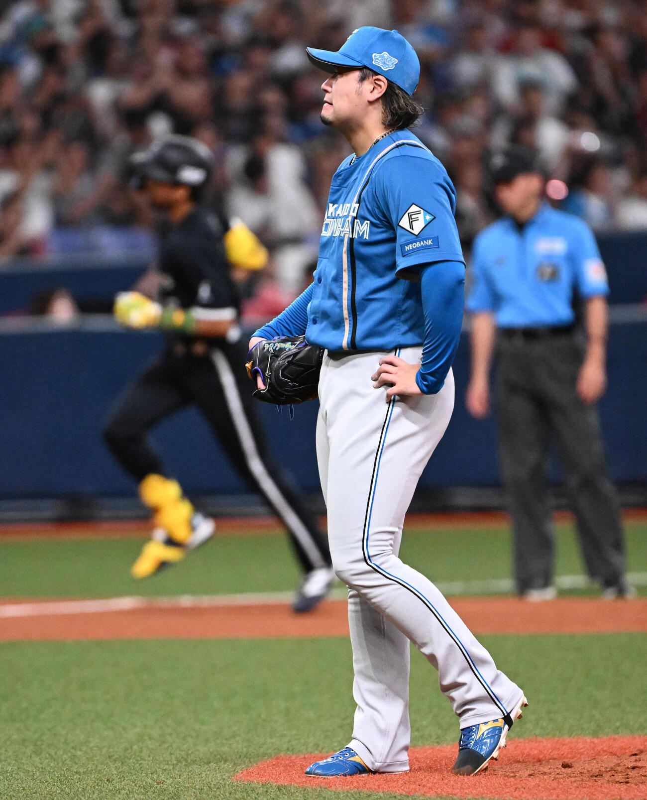 オリックス対日本ハム　8回裏オリックス1死二塁、宗佑磨（左）に勝ち越し本塁打を放たれる堀瑞輝（撮影・石井愛子）