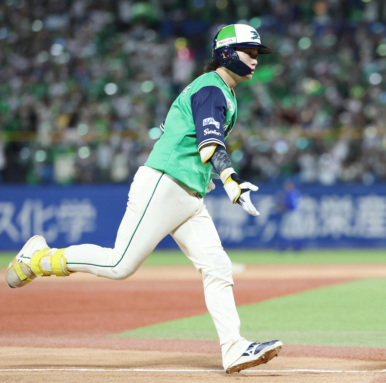 ヤクルト対DeNA 6回裏ヤクルト2死満塁、満塁本塁打を放ちダイヤモンドを一周する長岡秀樹（撮影・宮地輝）
