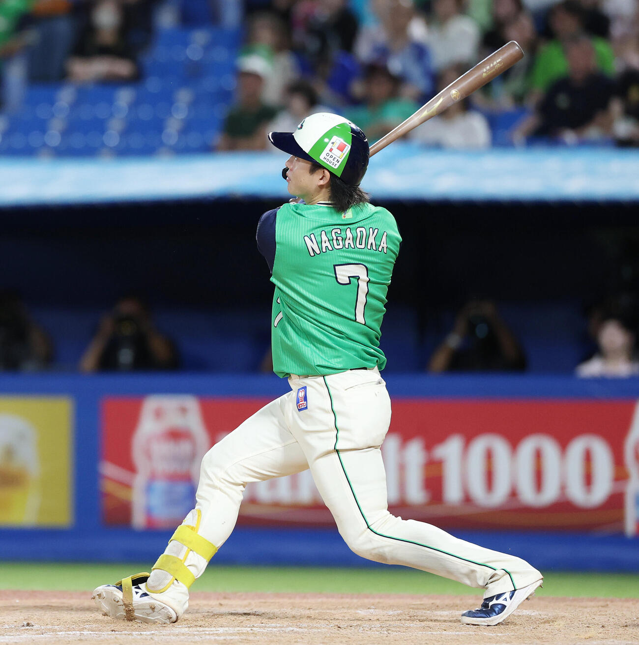 ヤクルト対DeNA 6回裏ヤクルト2死満塁、満塁本塁打を放つ長岡秀樹（撮影・宮地輝）