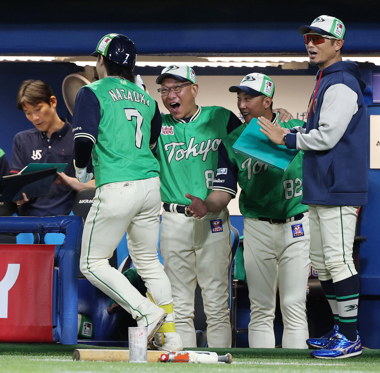 ヤクルト対DeNA 6回裏ヤクルト2死満塁、満塁本塁打を放った長岡秀樹（手前）を迎える池山隆寛監督（左）ら（撮影・宮地輝）