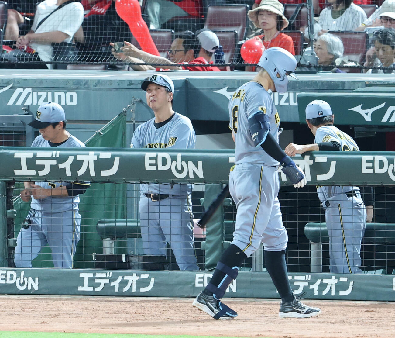 広島対阪神　7回表阪神無死、佐藤輝明は二ゴロに終わる、ベンチで渋い表情の阪神藤川球児監督（撮影・梅根麻紀）