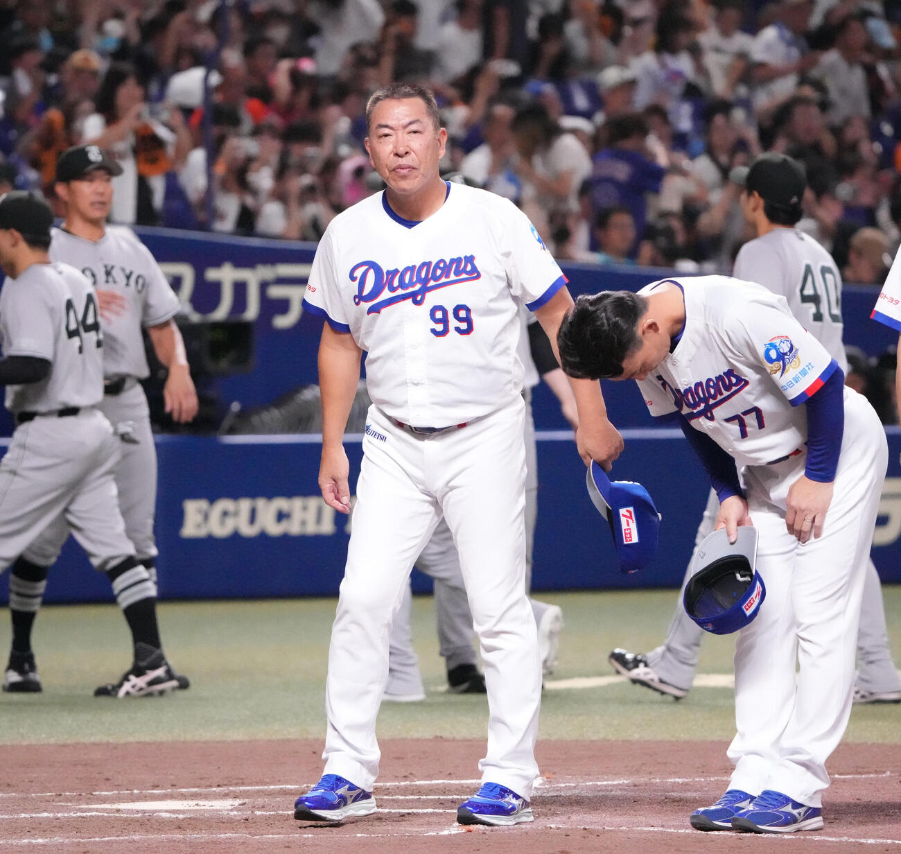 中日対巨人　試合終了、井上一樹監督（手前・左）は整列しスタンドの観客へあいさつをする（撮影・森本幸一）