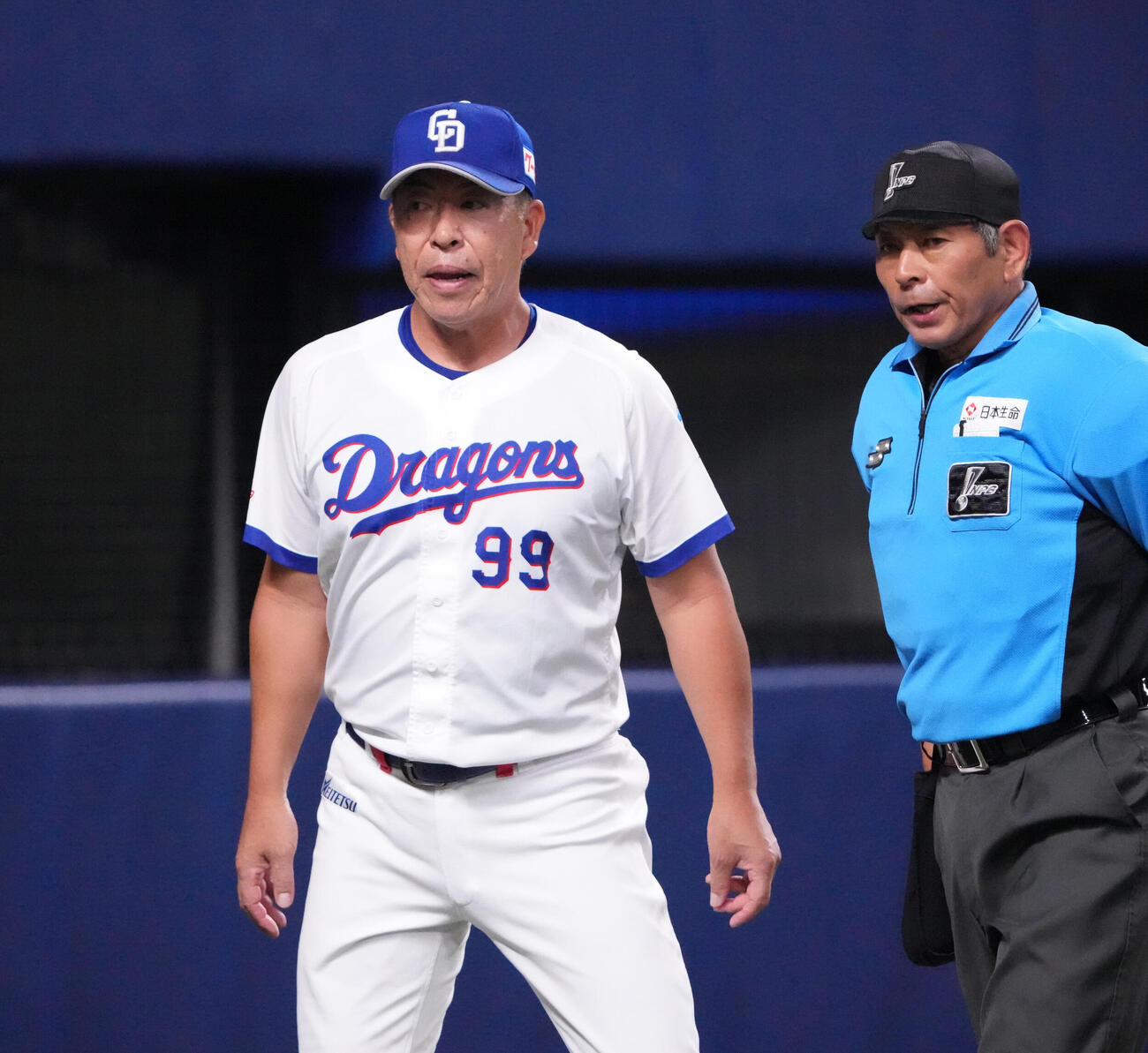 中日対巨人　7回終了、井上一樹監督（左）は選手交代を告げる（撮影・森本幸一）