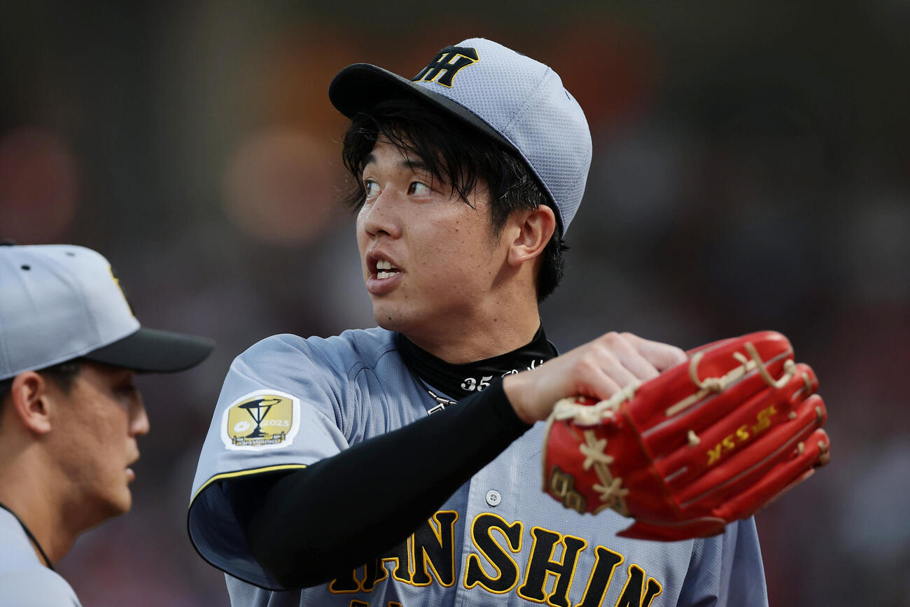 広島対阪神　2回裏を投げ終え、ベンチへ戻る阪神才木浩人（撮影・前田充）