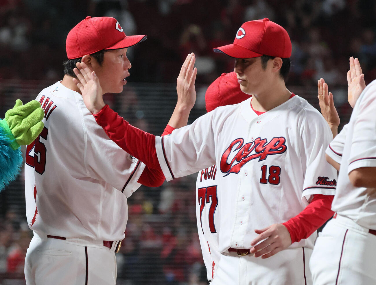 広島対阪神　森下暢仁（右）を迎える広島新井貴浩監督（撮影・加藤孝規）